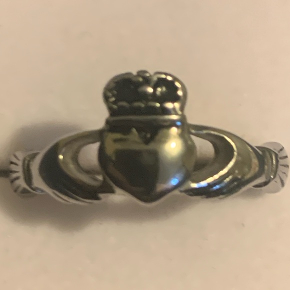 💚🖤COMPLETELY UNIQUE ONYX COLOURED CLADDAGH RING IN SIZE 8.5🖤💚 - Picture 3 of 4